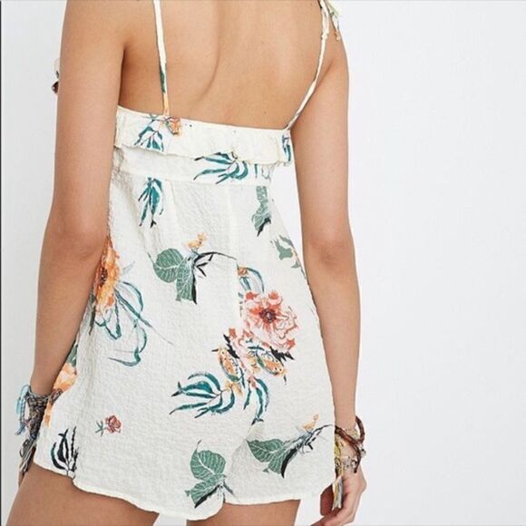 Urban Outfitters Lightweight Floral Romper w/Ties on Shoulders (Size: XS) - Picture 3 of 16